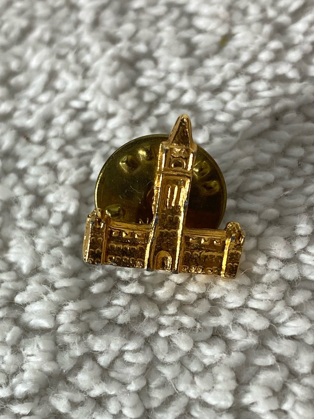 5/$35 Vintage Gold Tone Canada Parliament Buildings Peace Tower Souvenir Pin